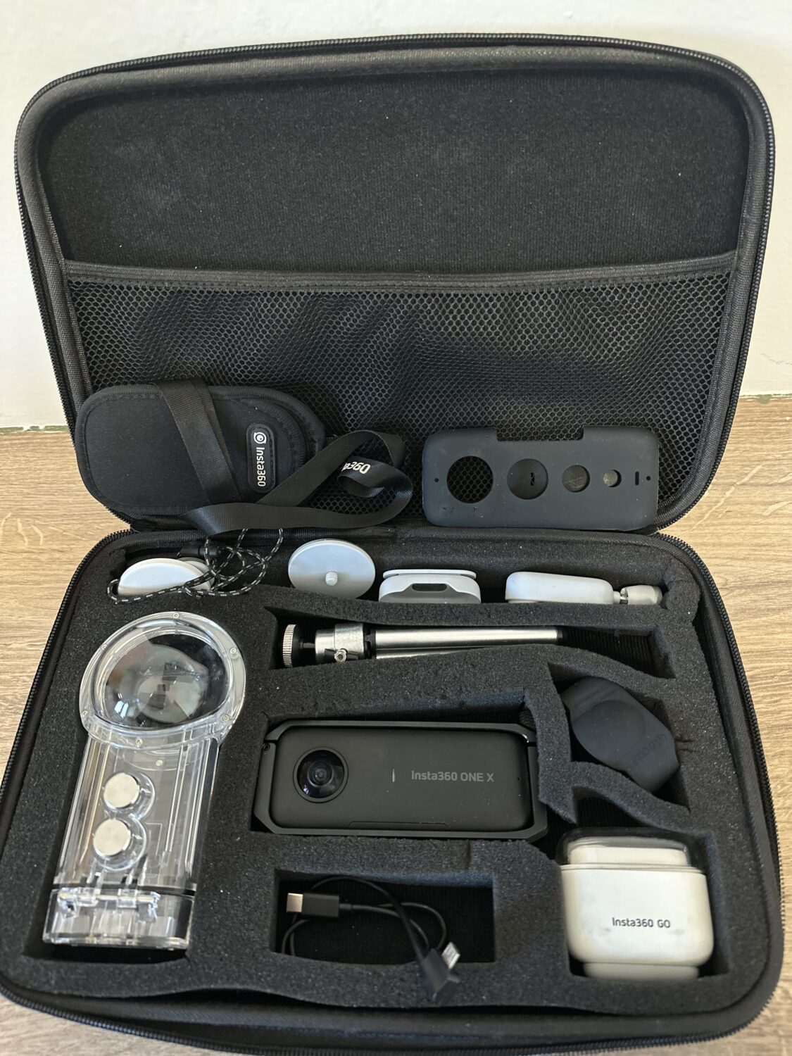 Insta360 με πληρες εξοπλισμο